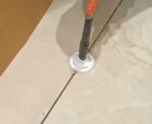 硚口瓷砖空鼓维修公司专业解答瓷砖在铺贴过程中，如果没有涂抹均匀到位的粘结材料（如水泥砂浆或瓷砖胶），可能会导致以下问题