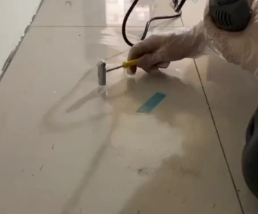 硚口瓷砖开裂维修公司专业分享瓷砖在铺贴前如果没有沥干水分，将会导致以下问题