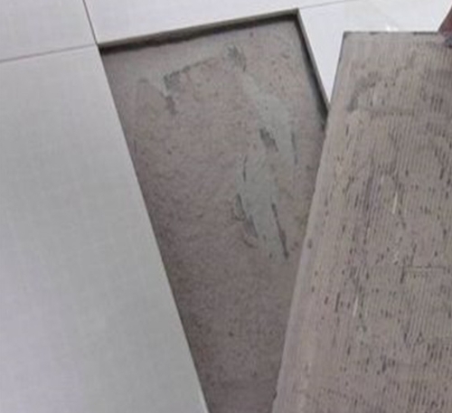 硚口瓷砖空鼓维修公司分享瓷砖铺贴时如果打浆（即涂抹在瓷砖背面和基层上的砂浆或瓷砖胶）过少，会带来以下问题